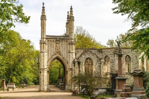 abandoned chapel in Nunhead cemetry in spring